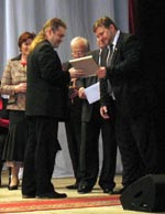 Губернатор области вручает медаль Олегу Бурдикову