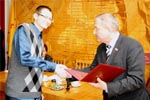 Глава города вручает диплом Лысову Михаилу
